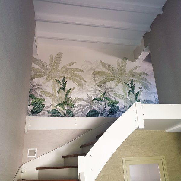 Papier peint unis et à motifs, lasure opaque sur le plafond et l’escalier, peinture sur la porte.