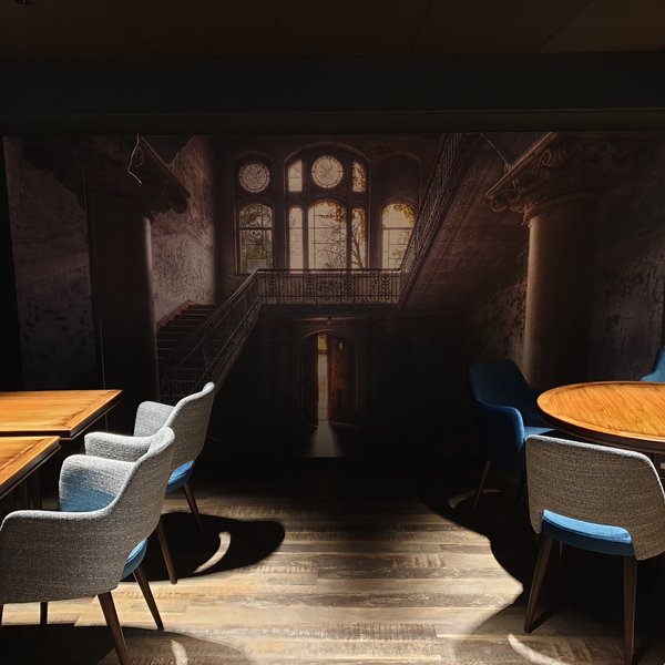 Peinture sur les murs et pose d’un papier peint "trompe l'œil".